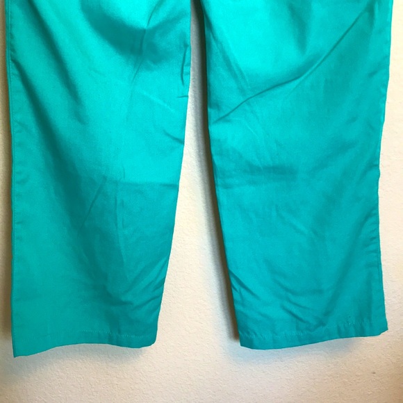 Green scrub set - Picture 10 of 12